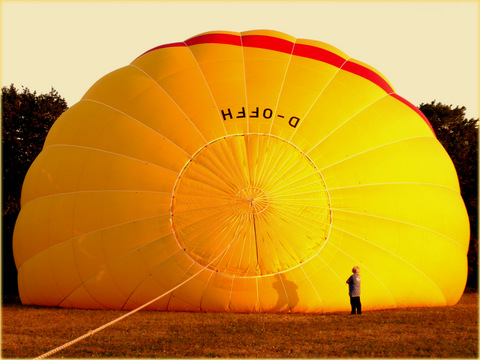 Unser Heißluftballon ist 25 Meter hoch und hat 20 Meter Durchmesser